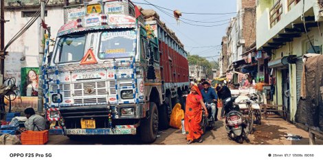 विडंबना: संकीर्ण मार्ग में खड़े रहते हैं ट्रक, नीचे सजती हैं दुकाने