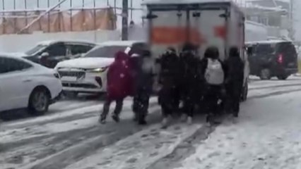 밀리는 차량 함께 밀어준 중학생 / YTN