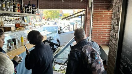 Un coche se empotra dentro del local tras romper dos vallas y solo un cliente resulta herido