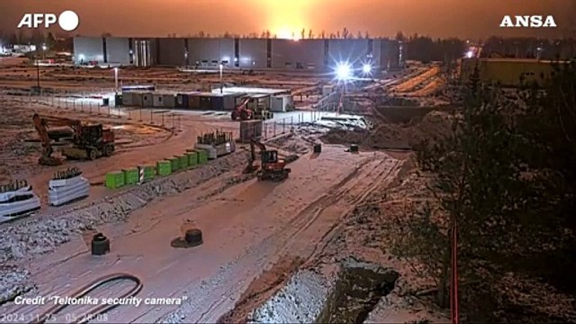 Un aereo cargo precipita a Vilnius, il momento dello schianto