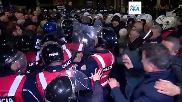 Albania, proteste e scontri con la polizia a Tirana: manifestanti accusano il governo di corruzione