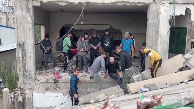 이스라엘, 가자 난민촌 학교 공습...어린이 등 11명 사망 / YTN