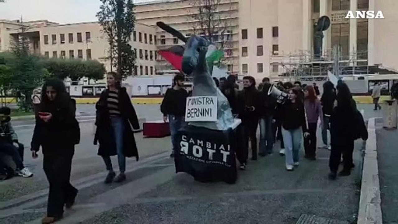 Roma, alla Sapienza studenti "contro guerra, tagli e riforma"