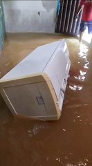 VÍDEO: Em meio às enchentes, homem tem casa alagada e móveis ficam parcialmente submersos; assista