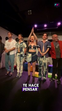 “Seis. Todxs somos culpables”, te interpela, pero con mucho humor.