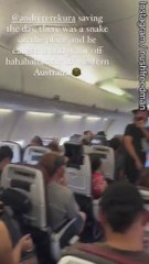 Una pitón se cuela entre los pasajeros de un vuelo y un famoso presentador se lleva todos los aplausos por su intervención