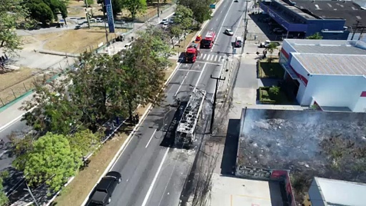 Ônibus pega fogo na Avenida Fernandes Lima