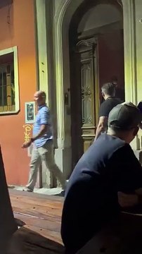 Lenny Kravitz fue a comer a un restaurante en Chacarita y saludó a los fans