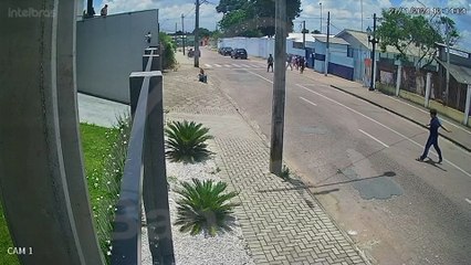 Câmera flagrou momento em que aluno atropela professora em Fazenda Rio Grande
