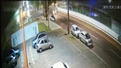 Vídeo mostra Uno tomando fechada de "Carreta da Alegria" antes de colidir com carro estacionado