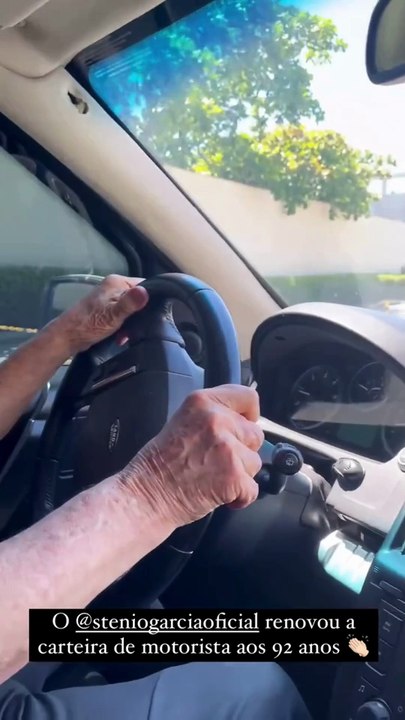 Aos 92 anos, Stenio Garcia renova carteira de motorista e esposa revela: ‘não quer sair do volante"