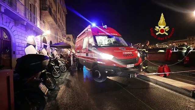 Firenze, uomo in Arno: le immagini del salvataggio da parte dei vigili del fuoco