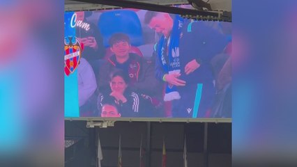 Pide matrimonio en mitad del Ciutat de València y todo el mundo se fija en cómo va vestido