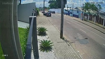 Aluno de 14 anos liga carro de professora e a atropela no Paraná