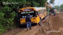 Bus interurbano, a punto de caer al abismo por mal estado de la calle en Olancho