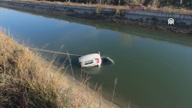 Otomobil sulama kanalına uçtu: Baba ve oğlu can verdi