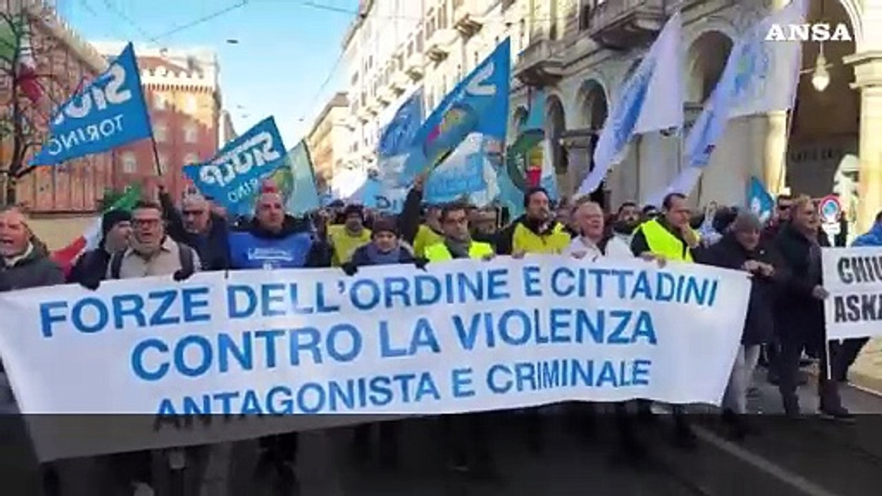 "Basta violenza contro di noi", a Torino protestano le forze dell'ordine