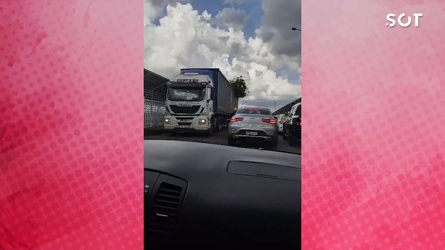 Caminhão com galho de árvore em cima, causa grande susto em motociclistas na Ponte da Amizade