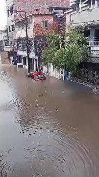 Chuva forte em Salvador/BA deixam moradores de rua ilhados