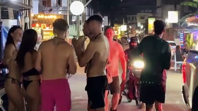 Laos hostel guests tried to warn other travellers in deleted reviews before mass poisoning deaths