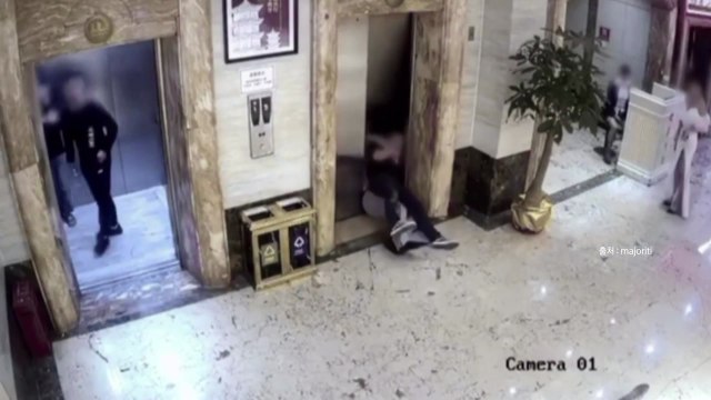 [나우쇼츠] 술에 취해 '휘청휘청'...엘리베이터 아래로 추락 / YTN