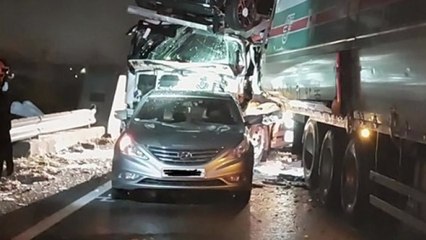 도로 살얼음에 화물차 전도...뒤따르던 차 5중 추돌 / YTN