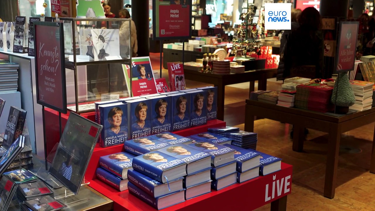 Merkel-Memoiren: Riesiger Andrang in Berlin bei Signierstunde mit der Altkanzlerin