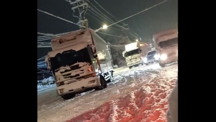 멈춰 선 화물차들...2시간 가까이 고립 / YTN