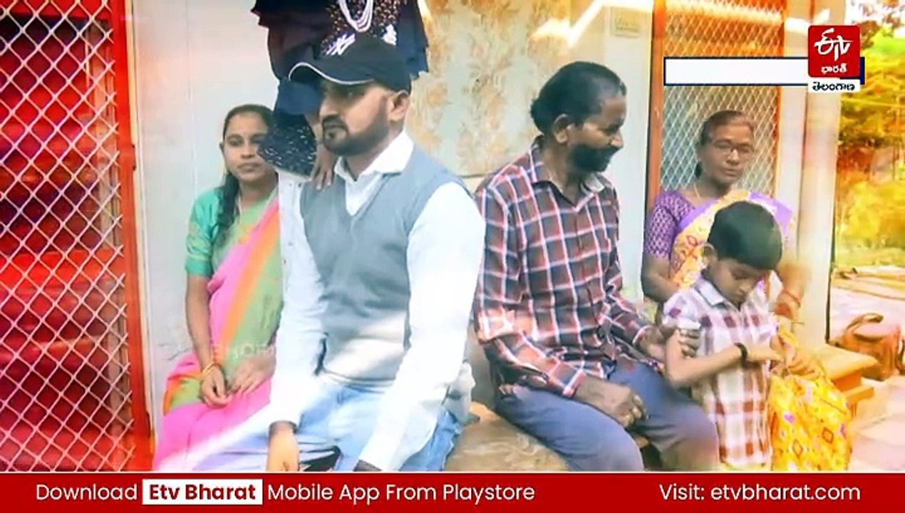 గ్రంథాలయాన్నే నివాసంగా మార్చుకున్న యువకుడు - వరుస కట్టిన 5 ప్రభుత్వ ఉద్యోగాలు
