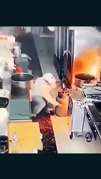 Il éteint un feu de cuisine au restaurant comme un boss