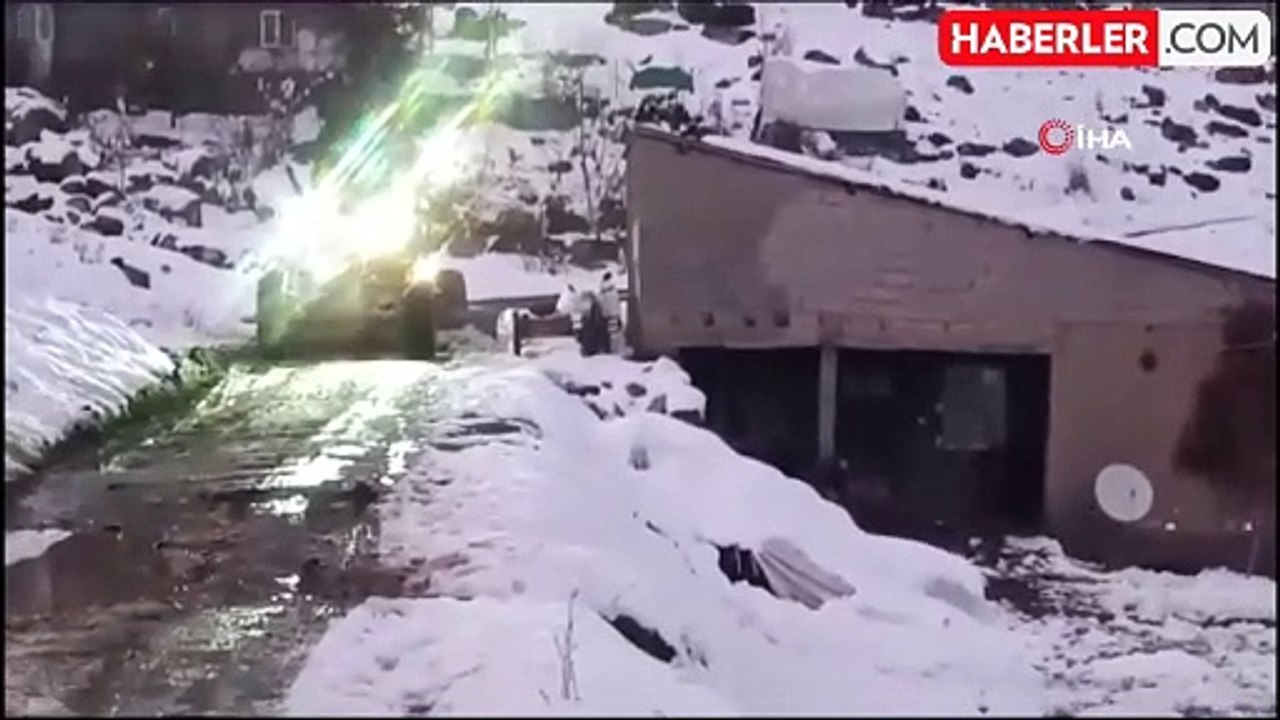 Şırnak'ta İş Makineleri Karla Mücadele Ediyor