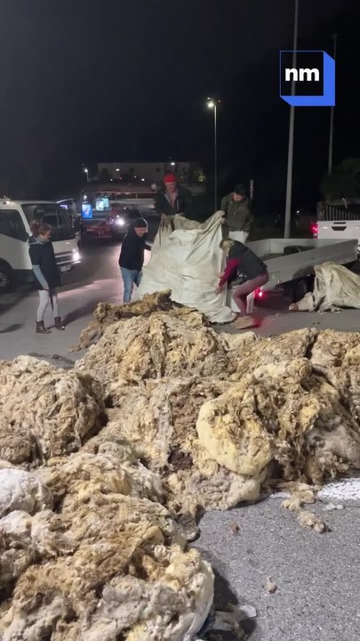Les agriculteurs des Alpes-Maritimes déversent du fumier devant la préfecture au petit matin pour manifester leur colère