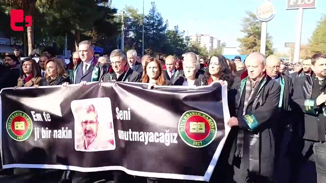 Eski Diyarbakır Barosu Başkanı Tahir Elçi, katledilişinin dokuzuncu yıl dönümünde Diyarbakır'da düzenlenen törenle anılıyor