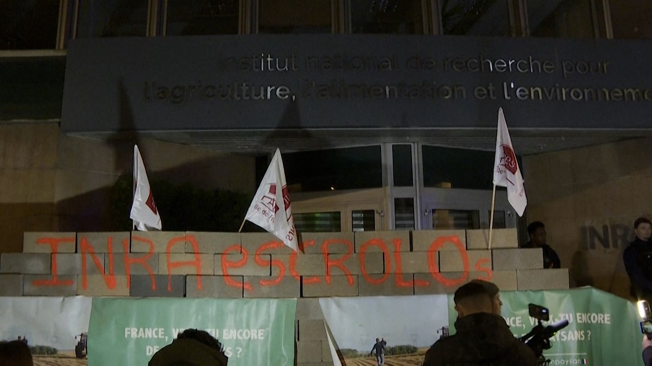 « On en a ras-le-bol ! », les agriculteurs érigent un mur devant l’institut Inrae à Paris