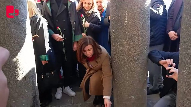 Tahir Elçi katledildiği yerde anıldı... Konuşmların ardından Elçi'nin katledildiği yere karanfiller bırakıldı