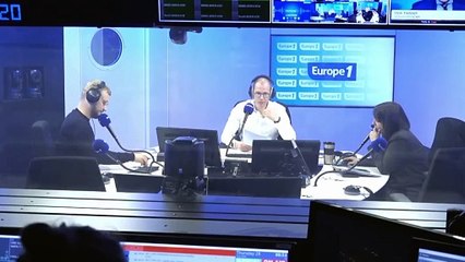 «Dès qu'il y a une scène et un micro, le Président est en roue libre» : le zapping politique