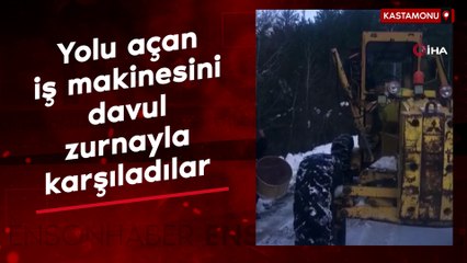 Kastamonu'da yolu açan iş makinesi operatörünü davul zurnayla karşıladılar