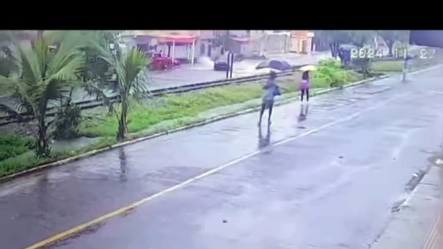 Veja momento exato em que menina de 12 anos cai em bueiro em Dias D'Ávila