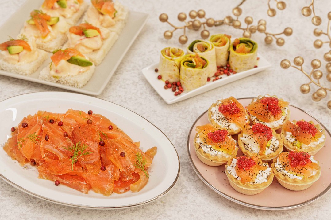 Cómo hacer salmón marinado casero y 3 ideas fáciles de canapés navideños