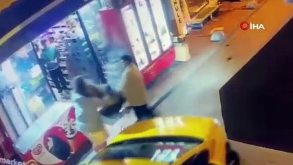 Taksim'de akılalmaz olay kamerada ABD'li kadın eşinin yüzünü yaraladı, sokaktakilere saldırdı