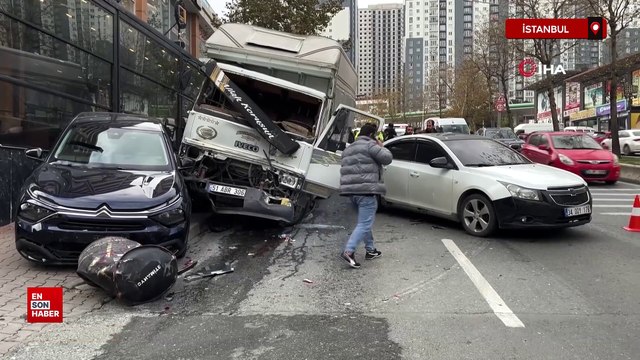 Esenyurt’ta freni boşalan kamyonet 5 araca çarparak durabildi