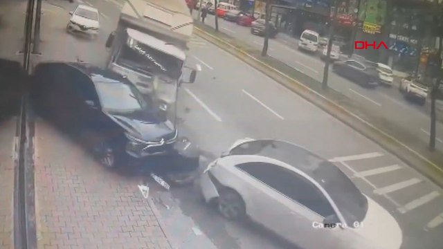 Esenyurt’ta kamyonet 5 araca çarparak durabildi