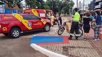 Mulher fica inconsciente após colisão entre bicicletas na Avenida Brasil