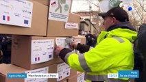 Une centaine d’agriculteurs ont érigé ce matin un mur en cartons pour bloquer symboliquement l’entrée de l’agence sanitaire Anses à Maisons-Alfort