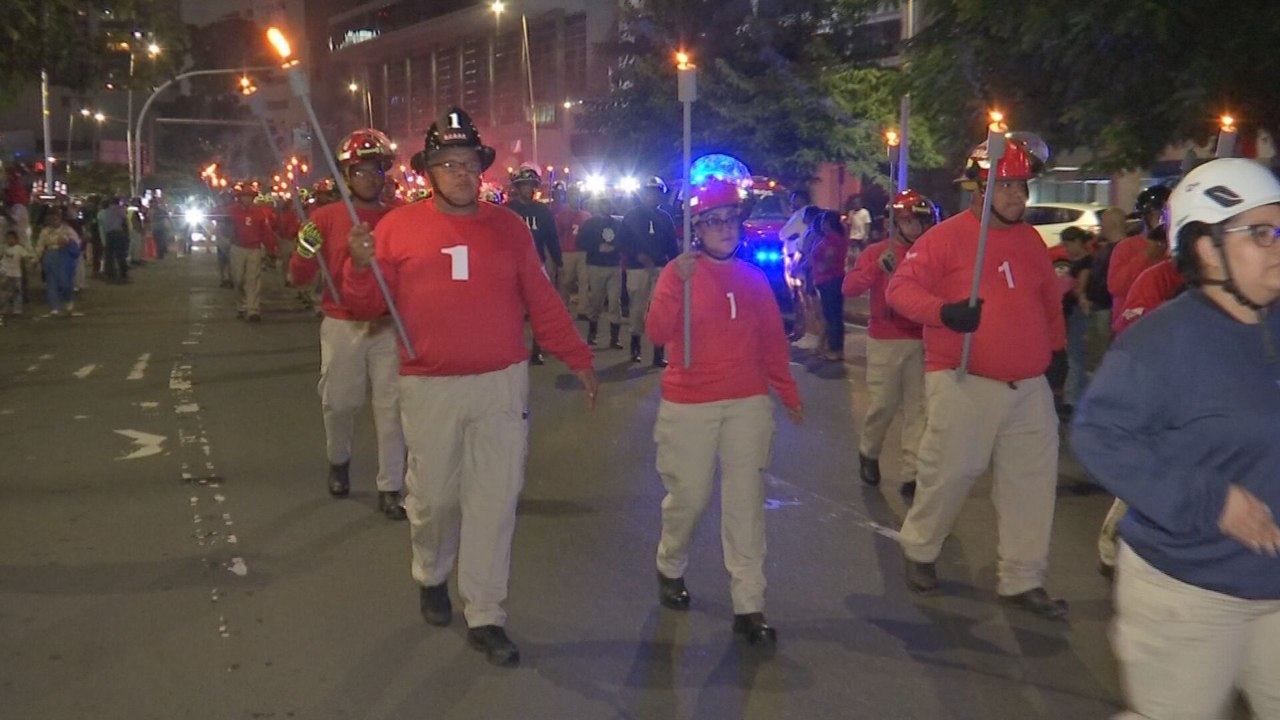 Desfile de las antorchas de los bomberos recorrieron las calles de La Chorrera y Panamá