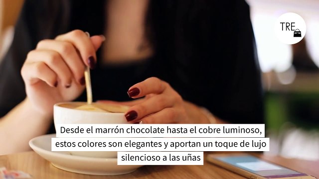 Uñas cortas en tonos marrones súper elegantes y absolutamente ideales para manicuras old money