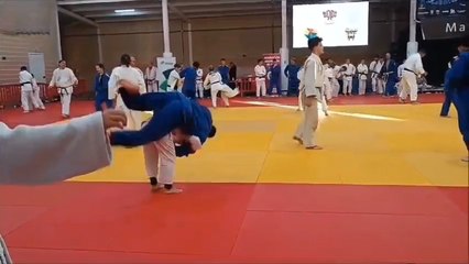 La judoka Blanca Area realiza un derribo en un dojo de Madrid tras haber conseguido el sexto dan.