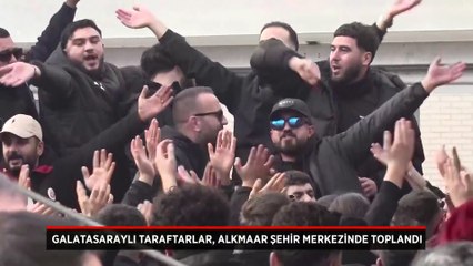 Galatasaraylı taraftarlardan Alkmaar merkezinde gövde gösterisi