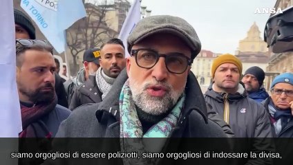 Trenta sagome di poliziotti in piazza a Torino, flash mob di Fsp