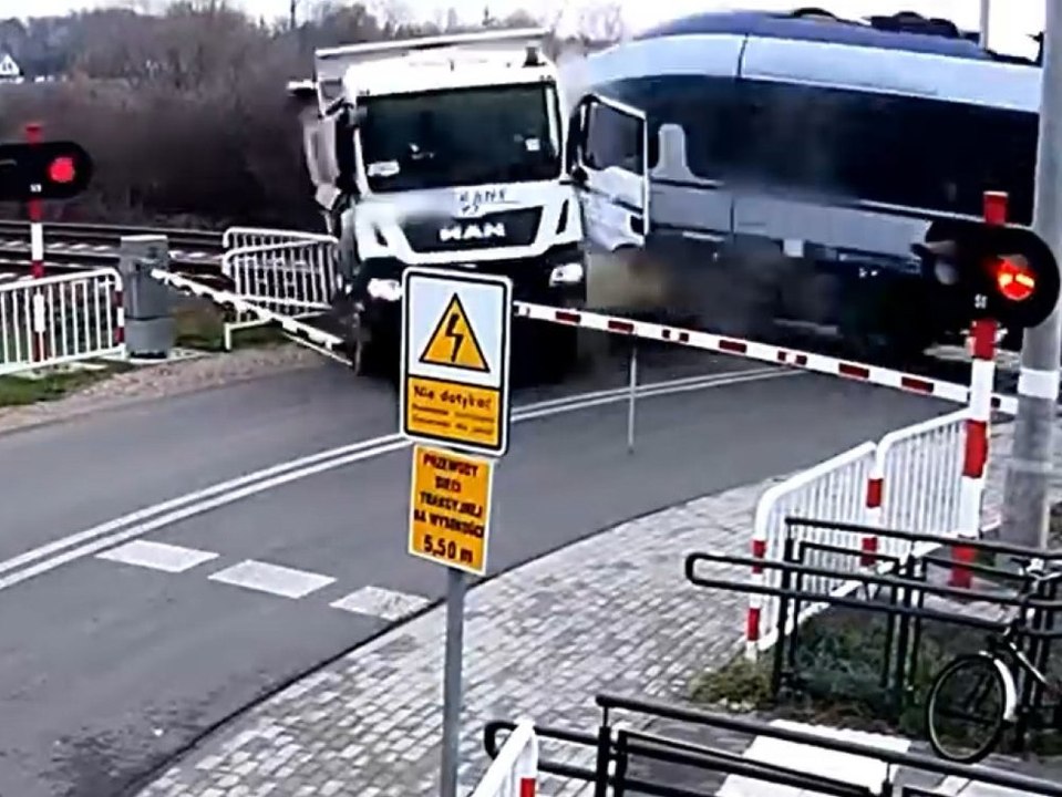 Crash an Bahnübergang: Zug kracht in Lkw